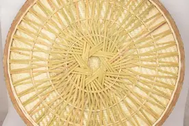 传统竹编簸箕竹制品，真的简单？从开始到成形需要多少手工工序？图片