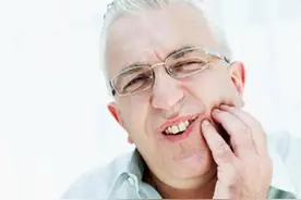 牙龈肿痛怎么办？喝水、进食都成障碍！图片