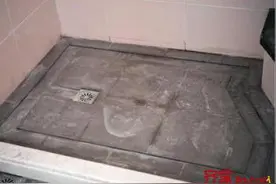 淋浴房坡度没有处理好烦恼多，积水又招虫！图片