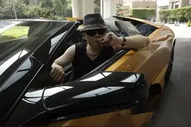 海派清口周立波豪车无数，上班竟开一辆连空调都没有的车图片