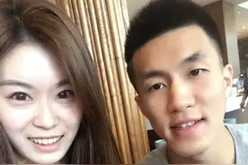 郭艾伦的女球迷会劈叉，95后网红脸姑娘 做中国第一篮球宝贝！图片