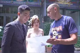 老外和胡同大爷PK北京话，结果是：大爷跳后海了！图片