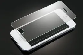 给手机贴膜，你确定要这样做吗？图片