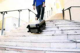 拖着行李上楼太麻烦？你缺一个能任意上下楼梯的多功能智慧行李箱图片