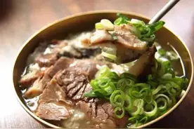 T.O.P前两天就在这里吃饭！韩国卖成传奇的「河东馆」牛肉骨图片