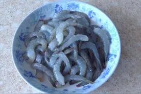 婆婆真能干，吃虾米留虾皮，一虾两用，你说好不好？来，学一学！图片