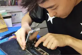 手机坏了还在去售后挨宰？搞机达人手把手教你更换手机后壳图片