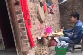 据说这是广西隆安最年轻最有名仙公。仙公仙婆和道公都是广西壮族