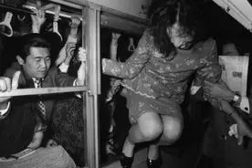 8张旧照披露70年代的日本地铁真实拥挤惨状，大人靠推小孩靠塞图片