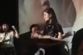 刘亦菲被男粉丝强抱扑倒在地，20秒撞击声听着都疼！视频封面