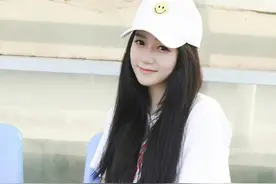 白色运动服清纯可爱少女操场写真，青春阳光让人着迷！图片