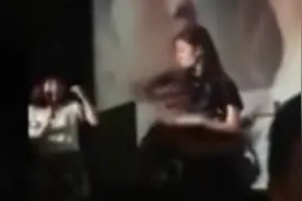 实拍神仙姐姐刘亦菲 被疯狂男粉扑倒视频视频封面