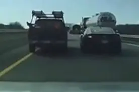 高速路上同归于尽，太惨烈了，竟只因为不让超车！图片