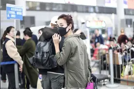 比起夸张的机场街拍 卢靖姗和韩庚这衣服才像赶飞机视频封面