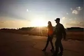 多年网恋现实牵手，姑娘第一次去军营看兵哥图片