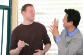 奇趣笑喷：游园偶遇一老外，教他用筷子吃辣拼酒吹大牛图片