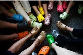 夏季千万不要给幼儿穿洞洞鞋 否则后果。。。图片