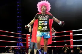 他在擂台挑衅一龙！他是最嚣张的泰拳王图片