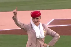 土豪航空空姐空降棒球场霸气开球！