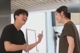 长相并不佳的于晓光为何成了韩国迷妹们梦中的老公？视频封面