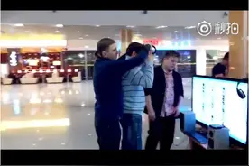 外国小哥VR体验实境过山车 被吓疯后两个彪形大汉都压不住他图片