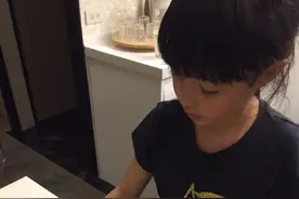 夏克立携Poppy夏天做布朗尼，网友：长睫毛和大眼睛逆天了图片