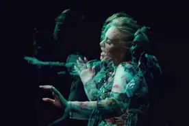 阿黛尔新歌MV发行，这花裙子舞得迷人眼图片