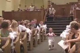 这些可爱小花童意外成为婚礼的亮点！（图/视频）图片