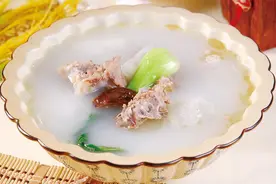 搞笑段子：KTV是什么，K你一顿T你一脚，在做V的手势！图片