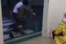 别拿无聊当有趣！男子深夜扮小丑 为走红血腥恶搞吓唬路人图片