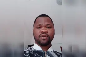 外国人模仿中国人挂电话，太像了笑死了图片