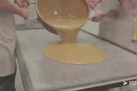 原来小块的巧克力糖是这样制作出来！一整锅倾倒下来的感觉很舒服