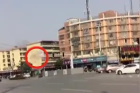 红绿灯短路突然掉落路中，交警电力部门全力抢修视频封面