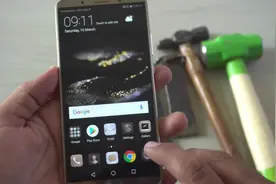 老外新买的华为Mate 10，用锤子测试屏幕，结果看懵了视频封面