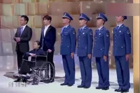 82岁“丑娘”张少华现身，坐轮椅到现场向英雄们致敬！