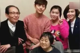 43岁何炅家人近照曝光，何炅冻龄成功！和父亲同框却像爷孙两？视频封面