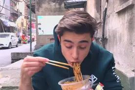 吃货老外武汉美食游！为了一碗热干面排队一小时也值了视频封面