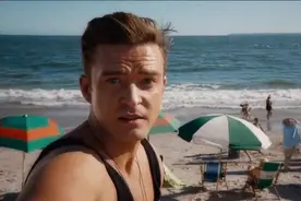 男子在沙滩上和女孩搭讪，被对方以有作业委婉拒绝了视频封面