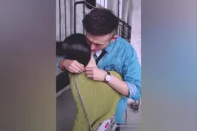 情侣分手，小伙要求抱一下，结果让人笑岔气了