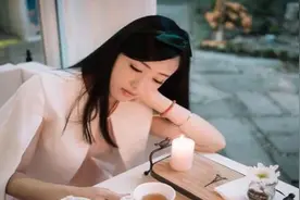 小叔子是学电脑的，他总在我房门口停留，我告诉老公，他竟休了我视频封面