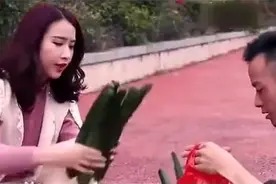 美女路边买黄瓜,结账的时候把摊主气的不轻视频封面
