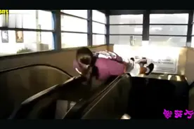 成龙大哥的粉丝们模仿大哥电梯滑行时囧态百出视频封面