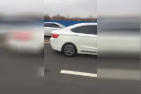 吉利博瑞与荣威i6比百公里加速，车身太重了最后被反超！