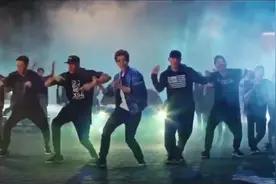 鹿晗《超级冠军》MV混剪，这场面燃炸了，每个动作都在撩妹！