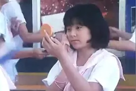 调皮学生捉弄老师，气得老师把桌子拍烂视频封面