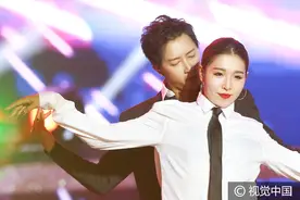 韩庚郑州开唱与舞伴贴身热舞场面火爆 当众扯衣引全场疯狂呐喊图片