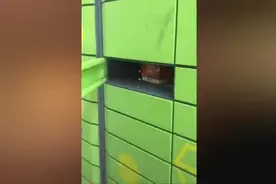 快递小哥，你是怎么把东西放进快递柜的？