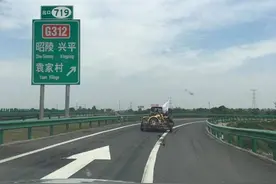 专业摩托车队拖挂上高速 民警成功劝离保安全图片