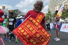 他是跑圈“赤脚大仙”：20年188场马拉松，献血273次图片