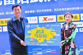 2018武汉马拉松奖牌亮相可刻字留念 路线与去年保持一致图片